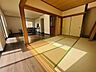 リビング/ダイニング：【LD/約12.7帖】和室と一直線につながっており、開放的な空間が広がります。※家具調度品等は販売価格に含まれません。
