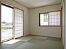 室内：【和室/同仕様】モダンな印象の和室です。1階の和室は、客間としても重宝します。※実際とは異なる場合があります。