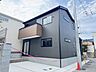 外観：【外観/2号棟】南向きバルコニーが設けられた「4LDK」新築戸建です。全居室2面採光以上が確保された、明るく居心地の良い住空間です。