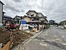 外観：【現地外観写真】前面道路と敷地との高低差が少なく、車や自転車などの出入りがスムーズです。