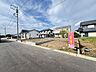 外観：【現地外観写真/2号棟】2026年12月完成の新築戸建全2棟。前面道路との高低差が少ないため、お車やベビーカーの出し入れなどもスムーズに行えます。