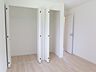 室内：【洋室/同仕様】収納付きでお洋服や鞄の収納にも便利です。身の回りの物を綺麗に片付けられそうです。※実際とは異なる場合があります。