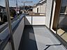 室内：【バルコニー/同仕様】約6帖の洋室から出入り可能です。奥行が広めなので、沢山の洗濯物でもまとめて干せそうです。※実際とは異なる場合があります。