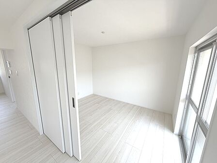 　リビング横の５．６畳洋室は３枚引き戸で、開ければリビングとしても使用できます。