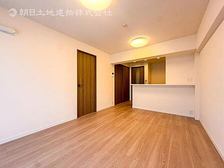 家族の絆を育む、開放感に満ちた大空間。光と風が通り抜ける設計が、何気ない日常を贅沢なリラックスタイムへと変えてくれます。