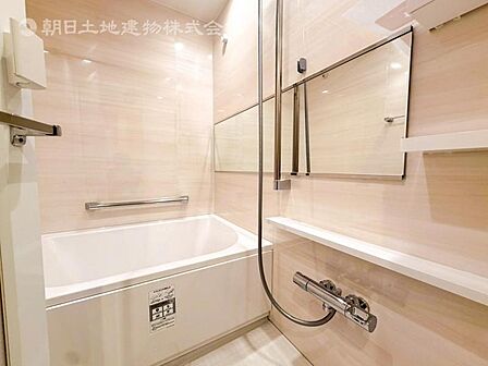 【浴室】1坪タイプで、ゆったりと寛げる広々バスで足を伸ばしてリラックス空間。　最新のユニットバスは設備も充実です。