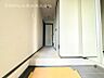 玄関：【玄関】お出かけの際に小さなお子様のいるご家庭でもゆったりと靴を履かせて上げることができます。大きな荷物や抱っこしながらでもスムーズに出入り可能なストレスの少ない玄関です。