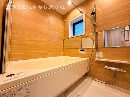 【浴室】ゆったりと寛げる広々バスで足を伸ばしてリラックス。　最新のユニットバスは設備も充実です。 