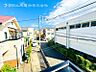 その他：周囲は戸建てが立ち並ぶ落ち着いた住宅街。バルコニーからは道路越しに空が広がり、開放感を感じられます。