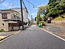 外観：徒歩はもちろんベビーカーや自転車でも安心な道のりです。お車の出し入れが苦手な方も安心できます。