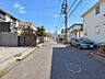 外観：【外観】前面は車通りの少ない道路でしっかり舗装もされています。ベビーカーや自転車も安心に通行できます 