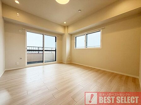 ■洋室約8.2帖、大型ウォークインクローゼット付きです。