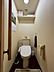 トイレ：トイレ背面には、トイレットペーパーや掃除グッズがしまえる便利な収納棚付き。