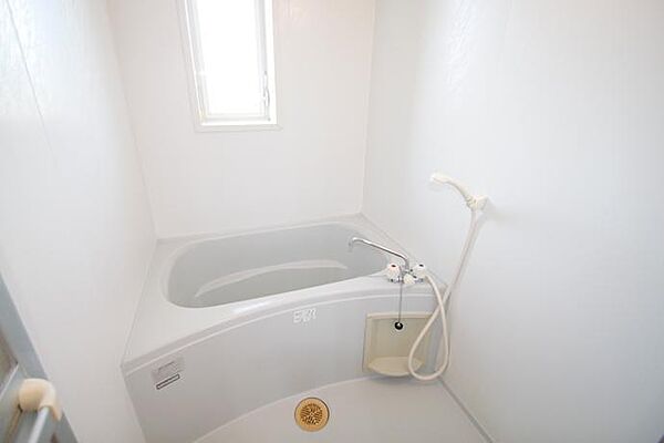 画像6:浴室にも窓があり、換気に最適です！