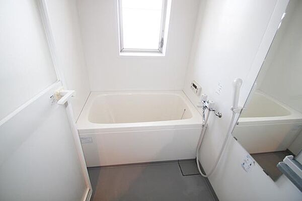 画像6:窓付きの浴室。追炊き機能も付いてます