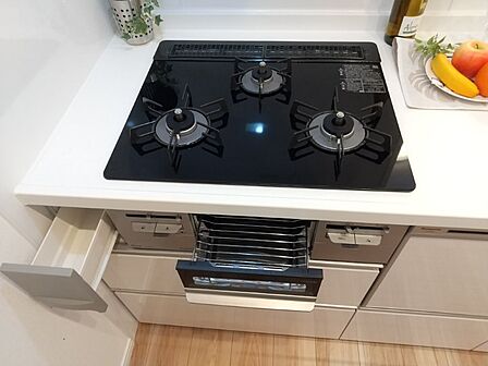 作業スペースも広々のお料理もしやすいキッチンです。三口コンロでお料理もはかどります!