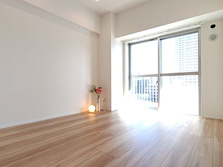 白を基調とした明るいお部屋です。趣味部屋や書斎としてもお使いいただけます。