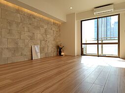 白と木目を基調とした暖かみのある明るいお部屋です。どんな家具とも合わせられます。