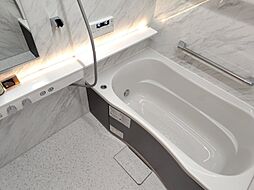 白を基調とした清潔感のあるバスルームです。お仕事で疲れた体をいつでも温かなお風呂が癒してくれます。