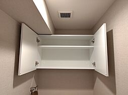 トイレの上には吊り棚を設置。日用品を収納できます。