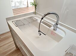 お掃除のしやすいすっきりとしたキッチンです。広めのシンクで洗い物もしやすいですね。