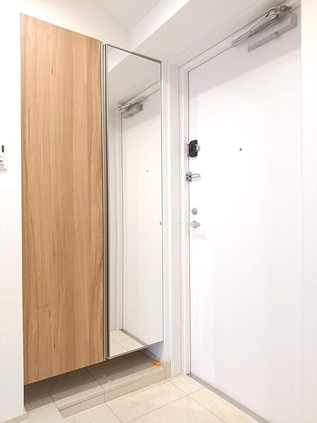 玄関収納はミラー付きです。お出かけ前に身だしなみチェック!
