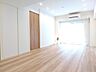 リビング/ダイニング：広々約14.4帖のリビングルームはインテリアの配置を考えるのも楽しくなります。 