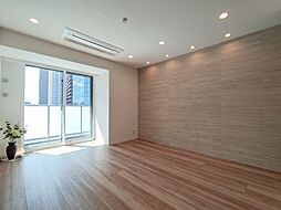 やわらかく、明るい陽の差し込む綺麗で清潔なリビングです。