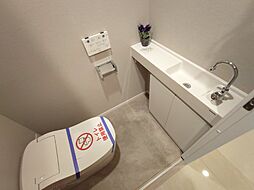清潔で快適な温水洗浄機能付トイレです。シンプルで使い勝手がよく、お掃除も楽チンです。