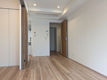 白と木目を基調とした暖かみのある明るいお部屋です。どんな家具とも合わせられます。