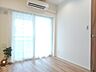 室内：白を基調とした明るいお部屋です。趣味部屋や書斎としてもお使いいただけます。 