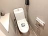 トイレ：清潔で快適な温水洗浄機能付トイレです。シンプルで使い勝手がよく、お掃除も楽チンです。 