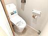 トイレ：清潔で快適な温水洗浄機能付トイレです。シンプルで使い勝手がよく、お掃除も楽チンです。 