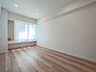 室内：白と木目を基調とした暖かみのある明るいお部屋です。どんな家具とも合わせられます。 