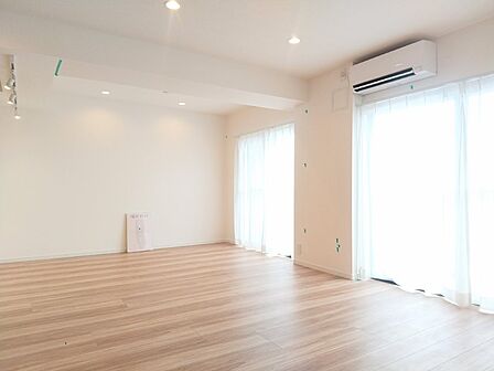 広々約16.7帖のリビングルームはインテリアの配置を考えるのも楽しくなります。