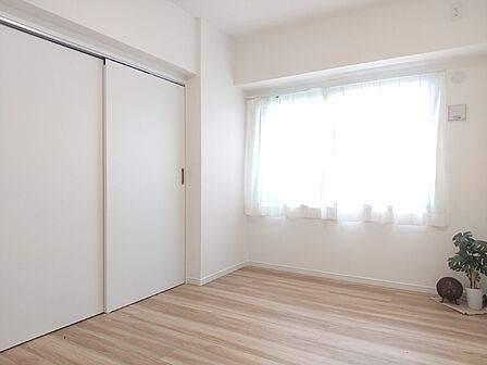 柔らかな日差しが差し込む洋室は主寝室としてもお使いいただけます。
