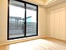 室内：白を基調とした明るいお部屋です。趣味部屋や書斎としてもお使いいただけます。 