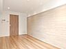 リビング/ダイニング：木目を基調とした暖かみのあるお部屋です。どんな家具とも合わせられます。 