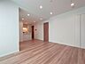 リビング/ダイニング：木目を基調とした暖かみのあるお部屋です。どんな家具とも合わせられます。 