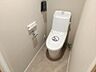 トイレ：清潔で快適な温水洗浄機能付トイレです。シンプルで使い勝手がよく、お掃除も楽チンです。 