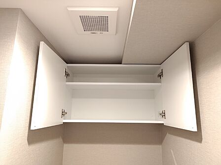 トイレの上には吊り棚を設置。日用品を収納できます。