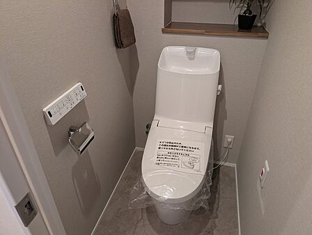 清潔で快適な温水洗浄機能付トイレです。シンプルで使い勝手がよく、お掃除も楽チンです。