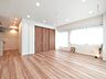 リビング/ダイニング：白を基調とした明るいお部屋です。どんな家具とも合わせられます。 
