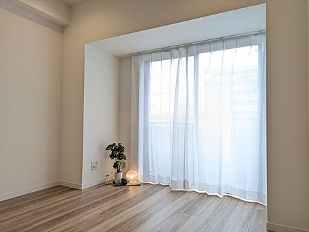 柔らかな日差しが差し込む洋室は主寝室としてもお使いいただけます。