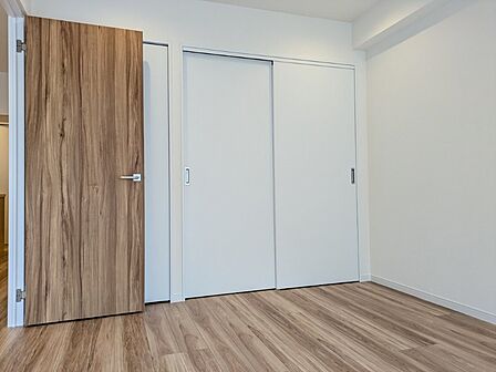 木目を基調とした暖かみのあるお部屋です。趣味部屋や書斎としてもお使いいただけます。