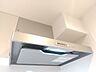 設備：すっきりとした換気扇。照明付きでお料理中も明るく照らしてくれます。 