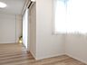 リビング/ダイニング：白と木目を基調とした暖かみのある明るいお部屋です。どんな家具とも合わせられます。 