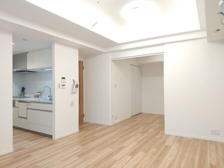白を基調とした明るいお部屋です。どんな家具とも合わせられます。 