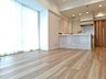 リビング/ダイニング：白と木目を基調とした暖かみのある明るいお部屋です。どんな家具とも合わせられます。 