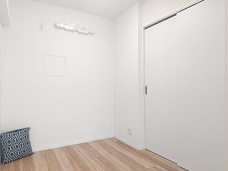 白を基調とした明るいお部屋です。趣味部屋や書斎としてもお使いいただけます。 
